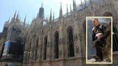 Paracadutista si lancia dal Duomo di Milano: segnalato in Questura